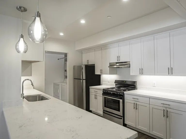 6200 Kester Ave Apartments — Photo 12