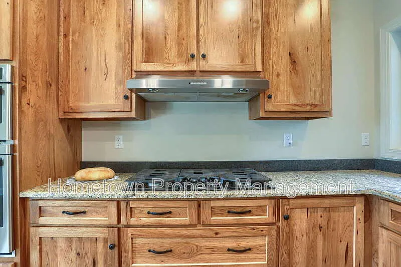 3 bed, 3.5 bath, 3400 sqft, $3,500 — Photo 4