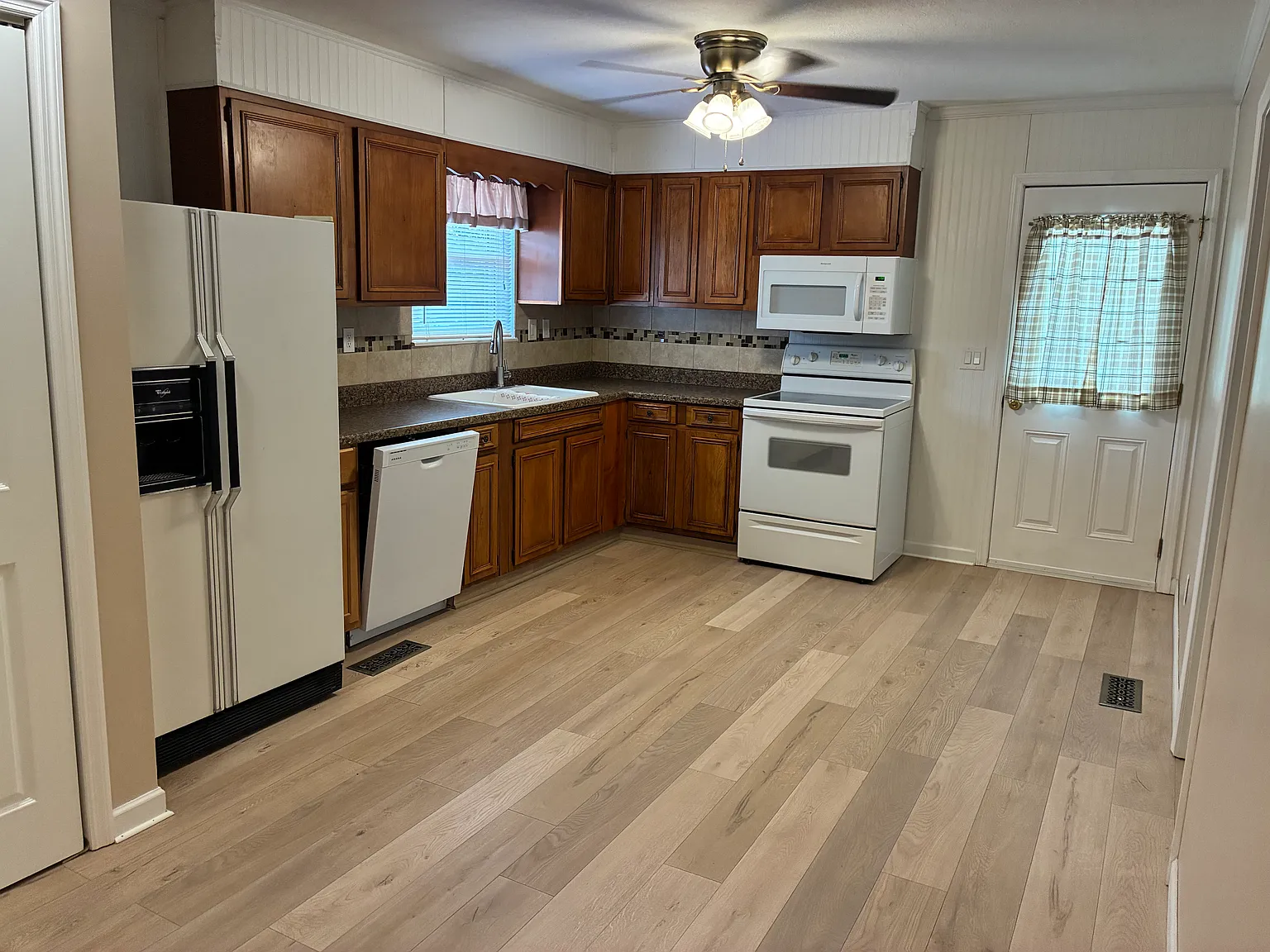 2 bed, 1350 sqft, $1,400 — Photo 2