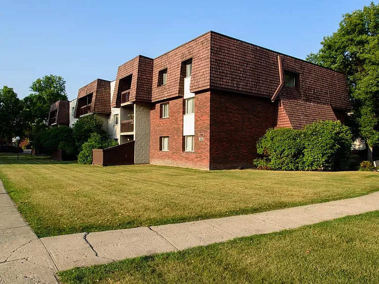 35 Strauss Dr — Photo 1