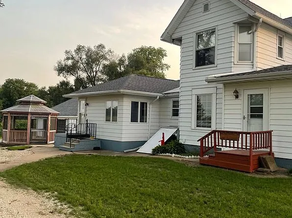 5827 Garden Plain Rd, Fulton, IL 61252