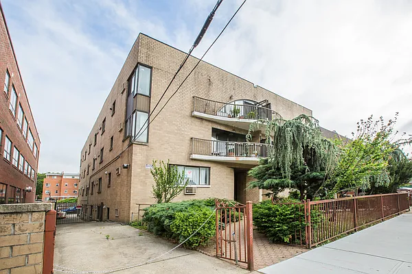 Sold by Winzone Realty Inc | media 12