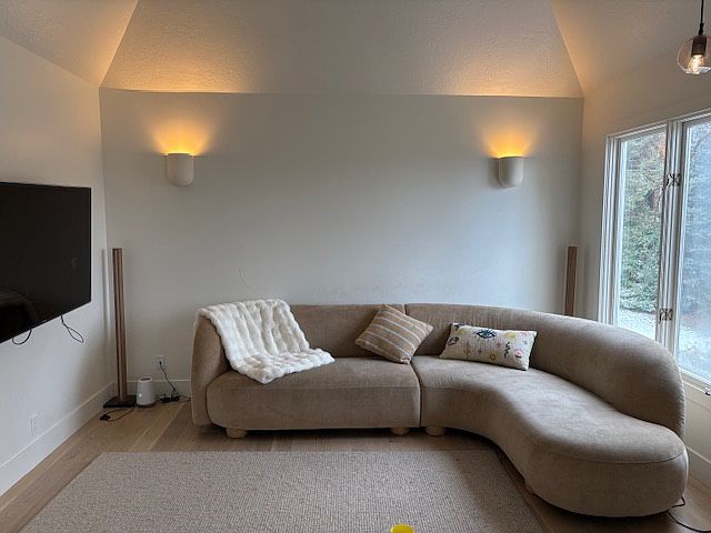1st image of 12 E La Montagne Ln