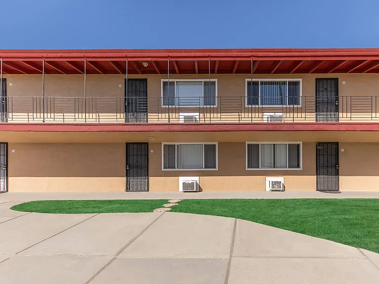Oakridge Apartments — Photo 12