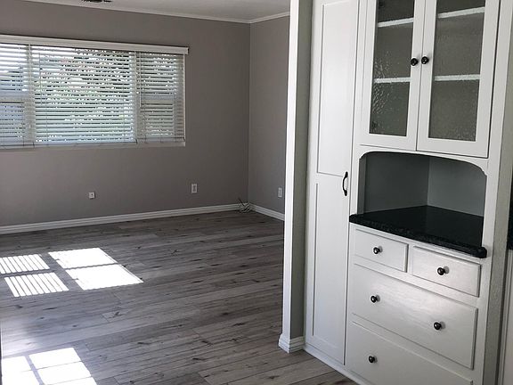4th image of 922 N San Gabriel Ave