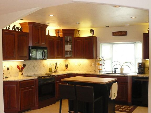 Kitchen w/slab granite