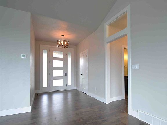 Foyer / 9 Ft. Ceilings