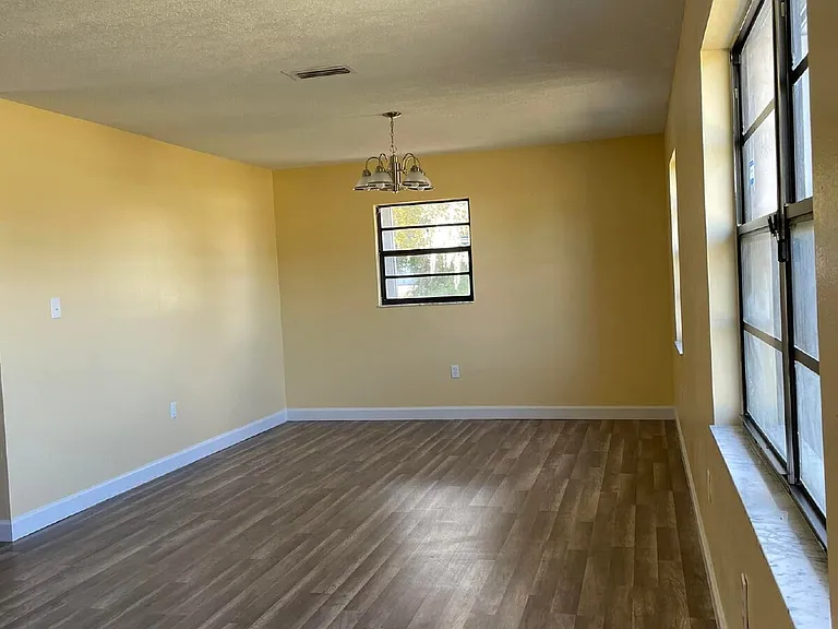 955 Lake Dr E — Photo 2