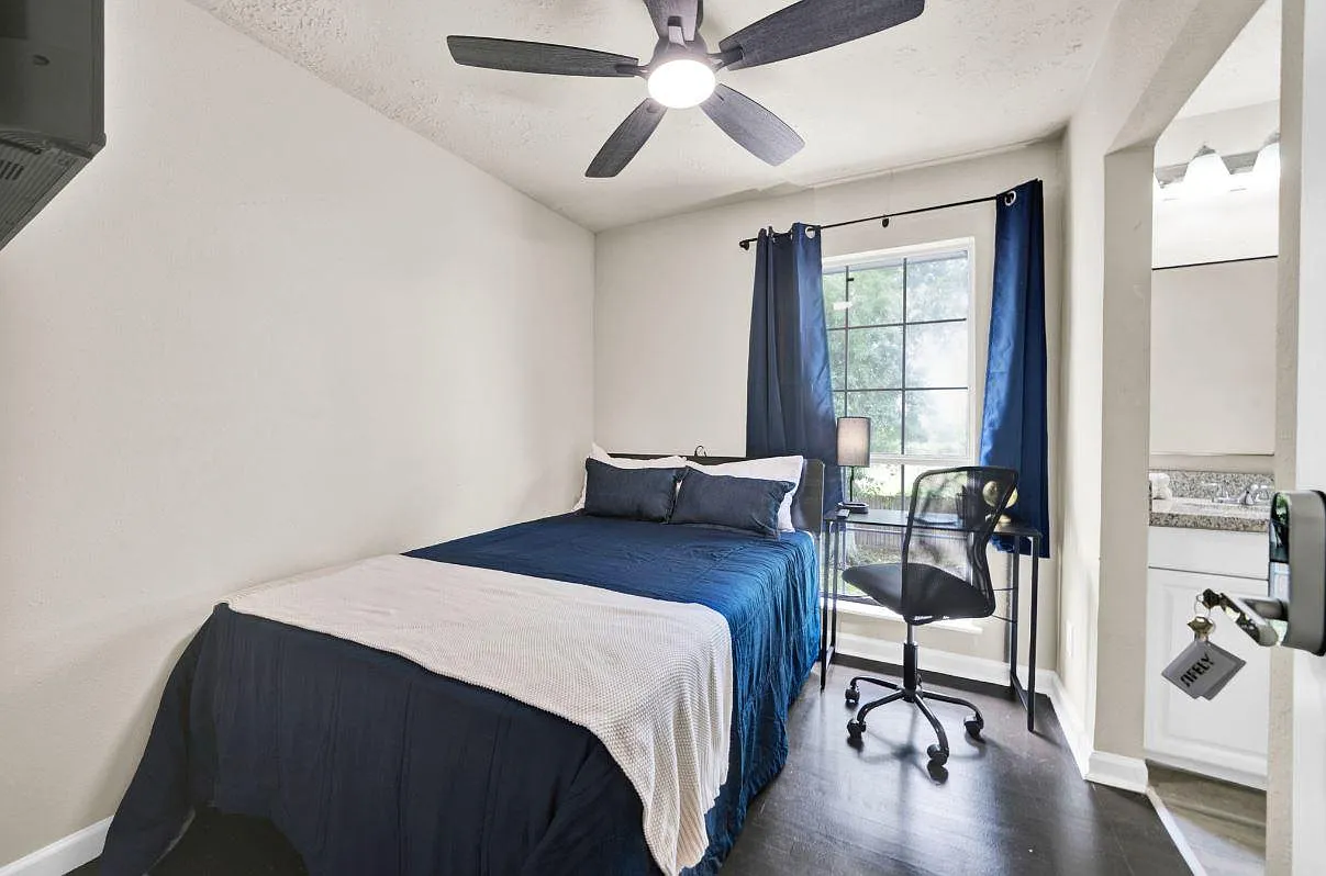 4 bed, 5.0 bath, 1413 sqft, $1,027 — Photo 2