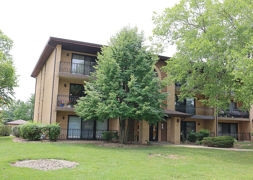 Corner Condo- Extra Windows!