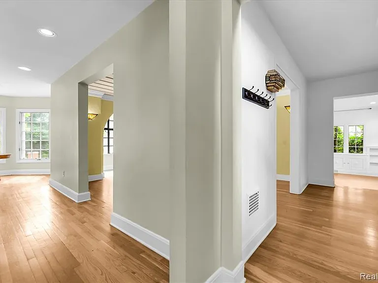 455 Linden Rd — Photo 30
