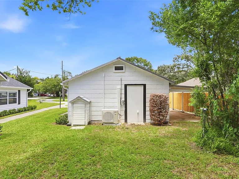 2704 E Jefferson St — Photo 38