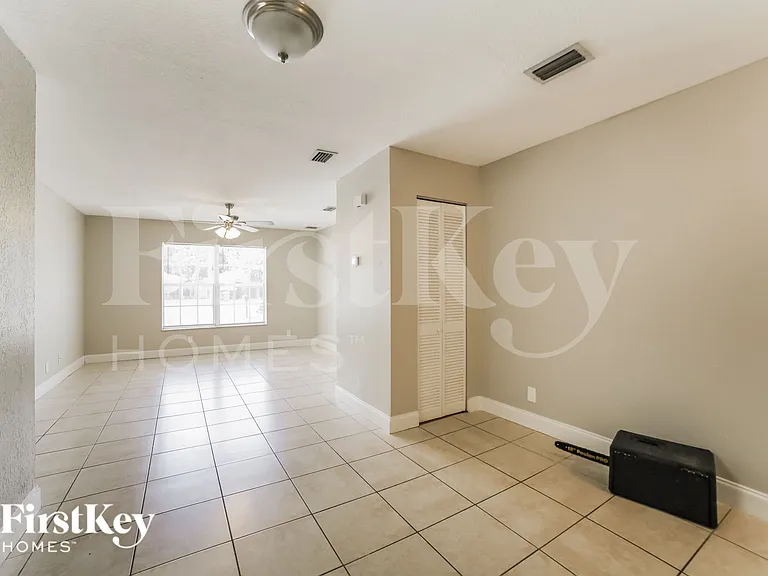 341 NE 34th Ct — Photo 6