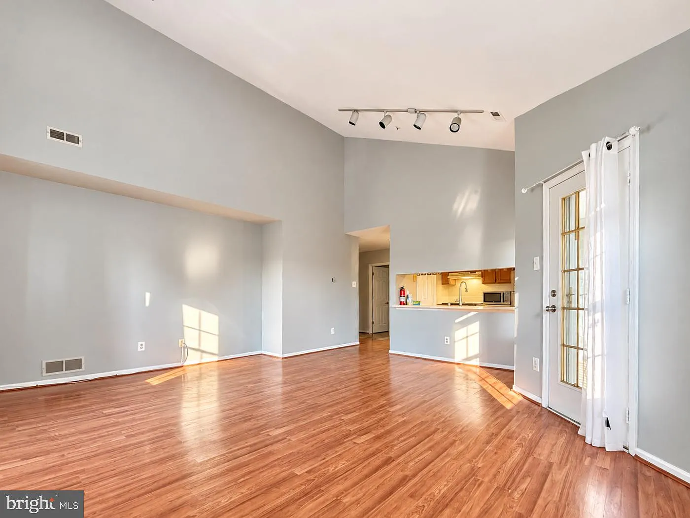 2 bed, 2.0 bath, 1000 sqft, $1,900 — Photo 2