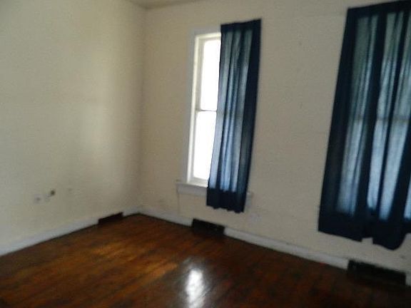 3rd image of 550 Steele Ave