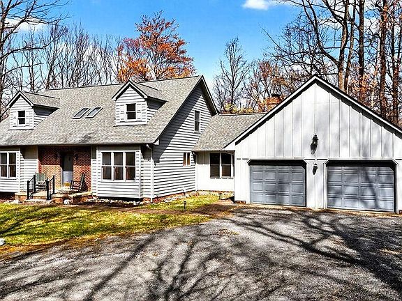 3rd image of 472 Horseshoe Mountain Rd