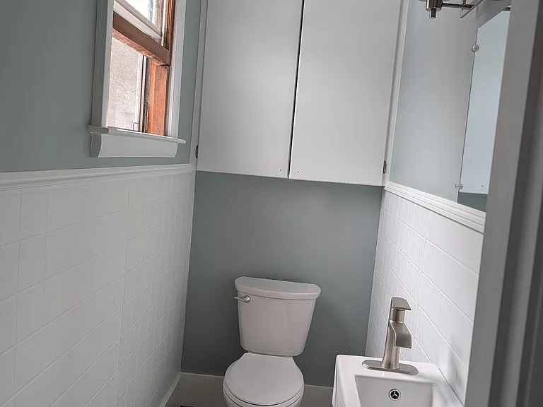 Half bathroom ground floor