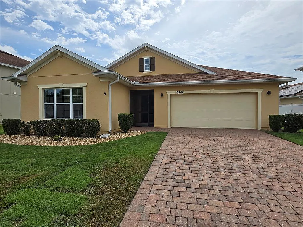 4 bed, 2.0 bath, 2116 sqft, $2,300 — Photo 1