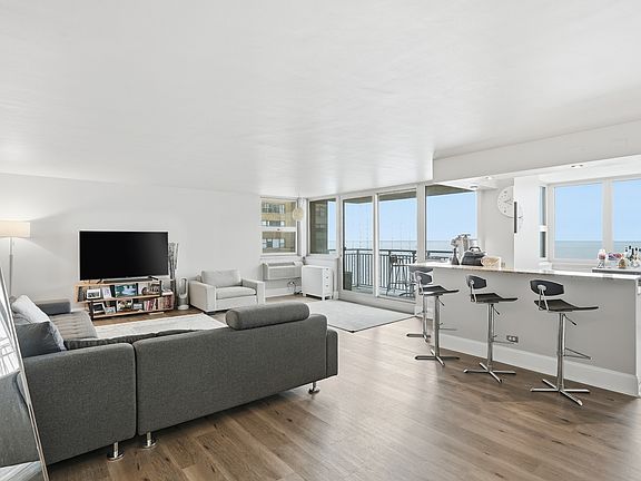 5th image of 6147 N Sheridan Rd APT 18B