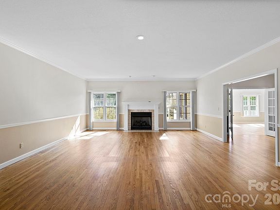 5th image of 390 Classic Oaks Cir