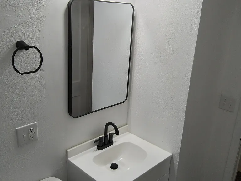 843 S Broadview Ave — Photo 11