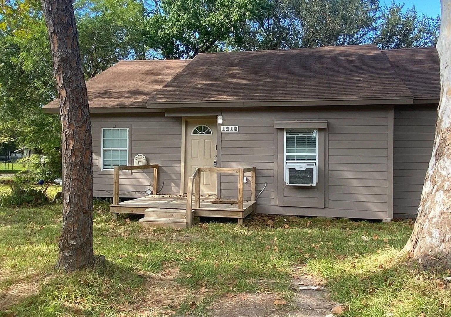 1918 Oleander Drive - Section 8 Welcome!! Ask About Our No Cash Security Deposit Option — Photo 1
