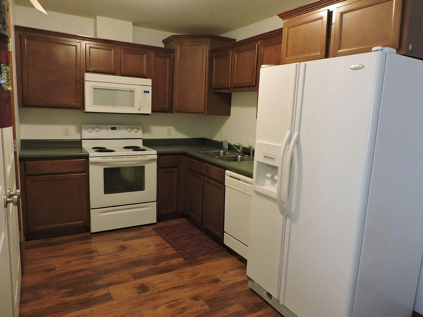 3 Bedroom 2 Bathroom Townhouse With 2 Car Garage — Photo 2