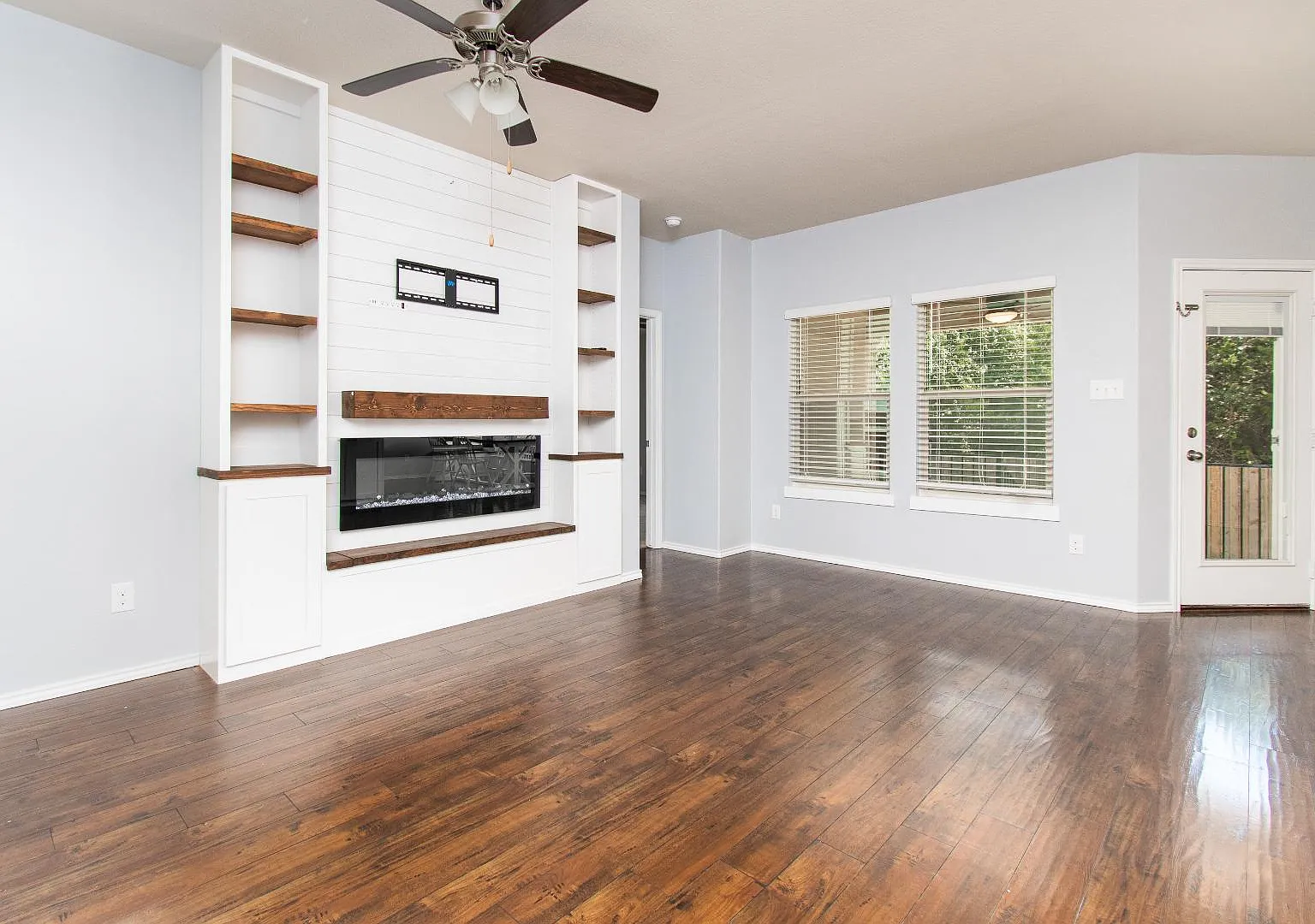 4831 Rosaline Dr — Photo 2