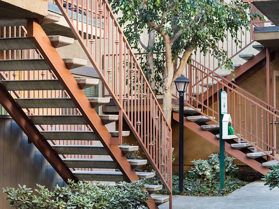 5025 Niagara Ave, San Diego-Stairwells to second levels