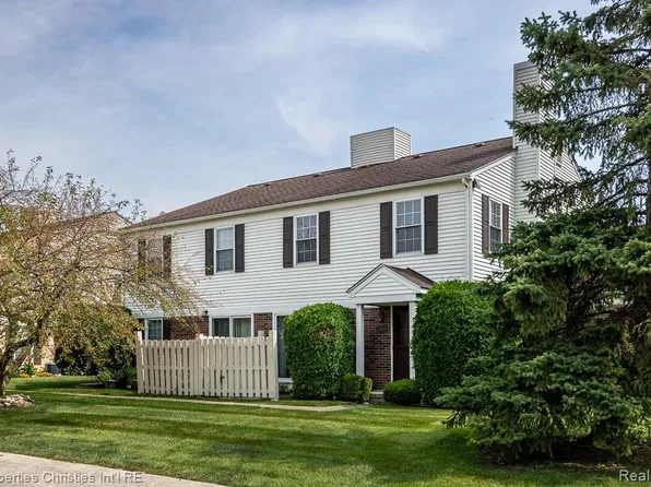 15818 Charleston Dr, Clinton Township, MI 48038