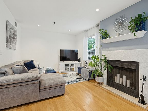 4th image of 3901 Travis St APT 128