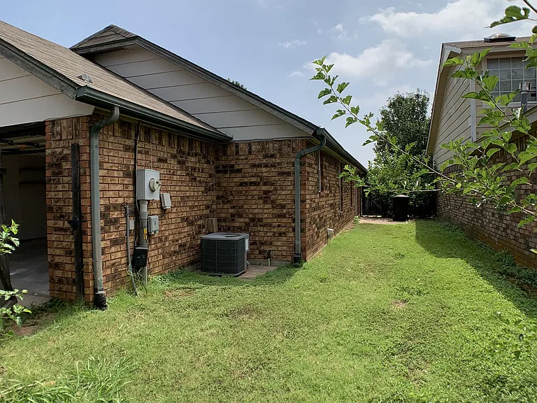2135 Goodrich Dr — Photo 2