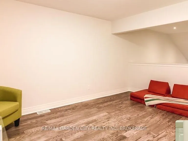 55 Kline Cres — Photo 12