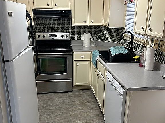 3rd image of 505 Estrada Dr #505