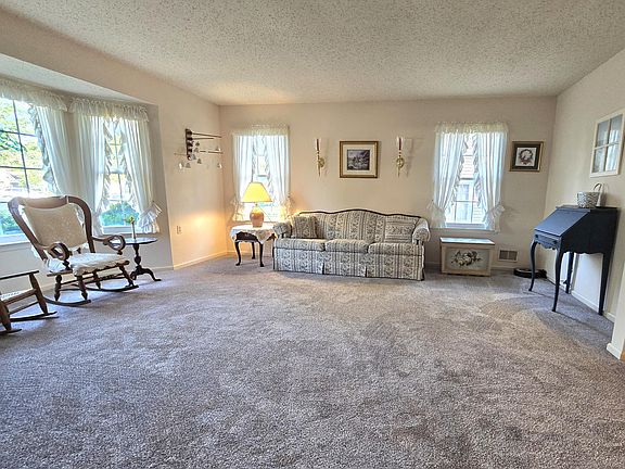 5th image of 16 Cottonwood Drive