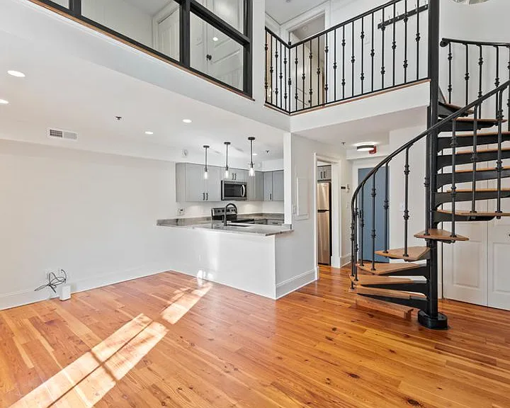 377 King St #201 — Photo 14