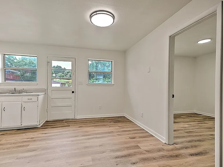 718 W G St — Photo 36