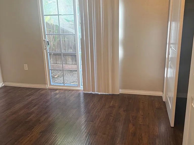 3946-3952 Iowa St — Photo 13