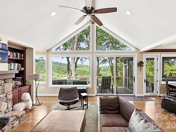 5th image of 8 Spring Ridge Ln