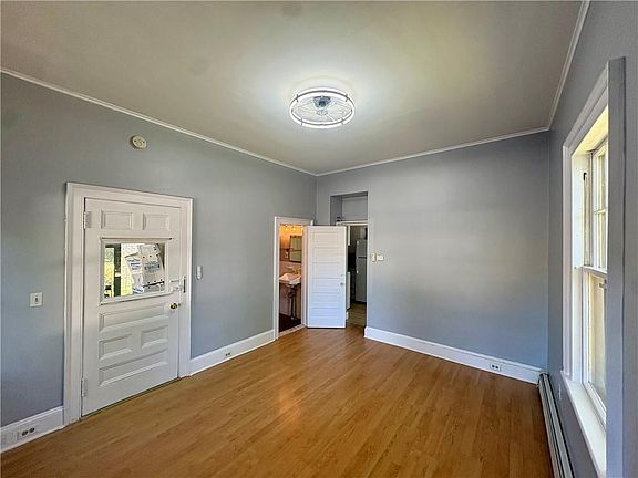 4th image of 438 Wolcott Ave #4