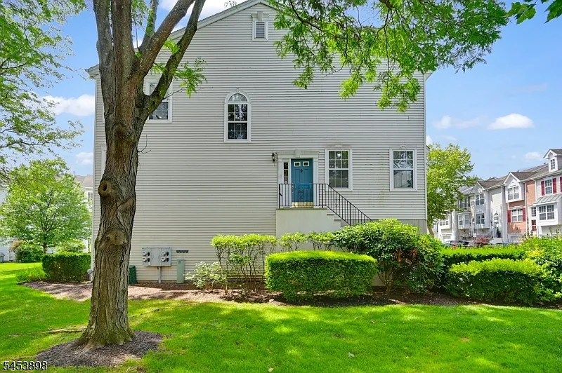 2 bed, 2.5 bath, 1800 sqft, $3,800 — Photo 3