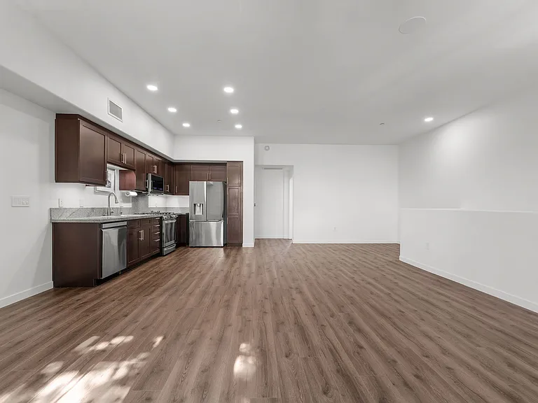 228 S San Dimas Ave — Photo 15