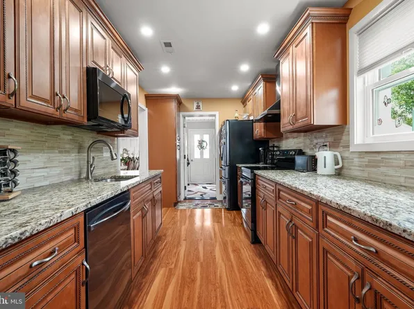 110 W Bristol Rd, Ivyland, PA 18974