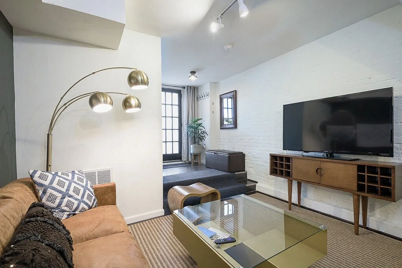 2 bed, 1.0 bath, $5,944 — Photo 3
