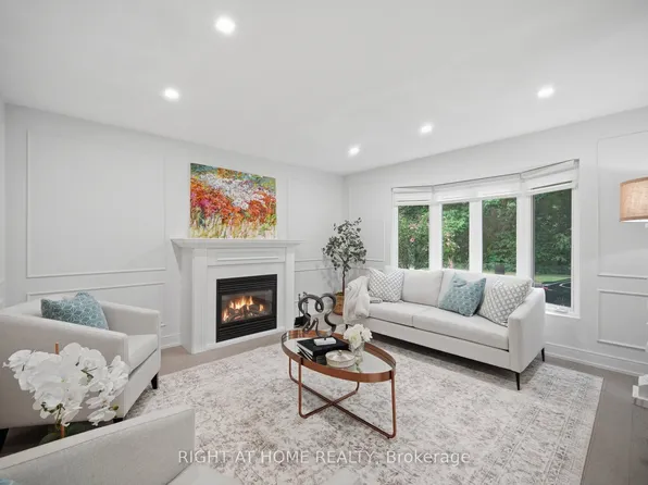 4 Simmons Cres, Aurora, ON L4G 6B4