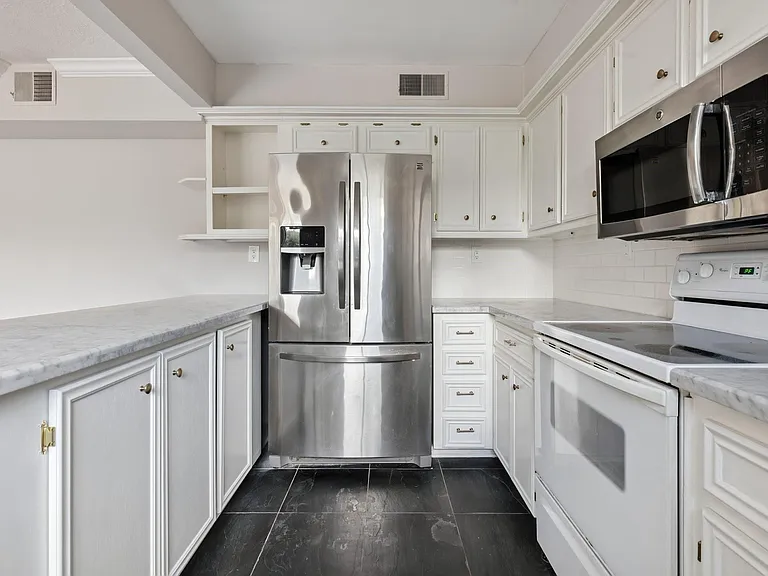 601 Sandman St — Photo 13