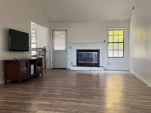 Living Room w Vaulted Ceilin