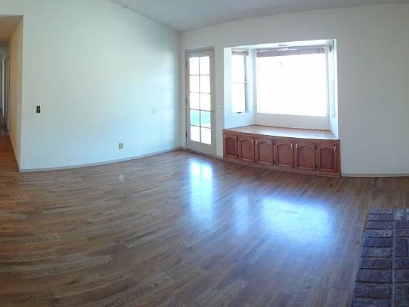4th image of 3932 Larchmont Ct