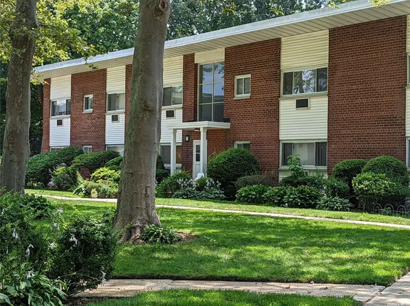 125 Hempstead Garden Drive #M2D, West Hempstead, NY 11552