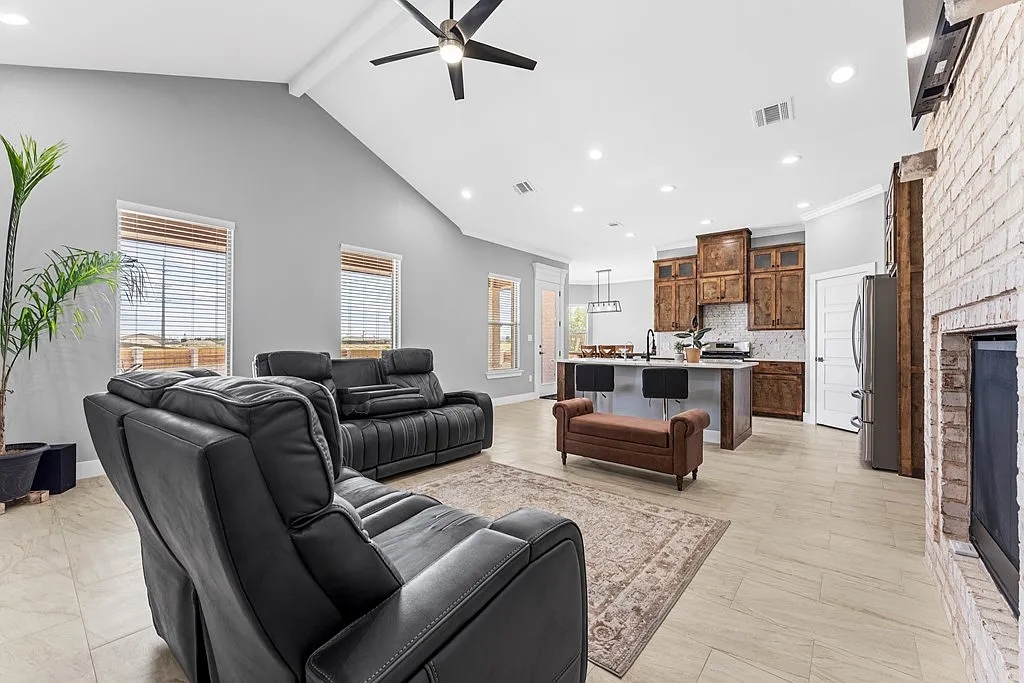 3 bed, 2.5 bath, 1926 sqft, $3,500 — Photo 4